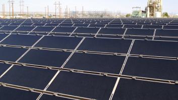 Los científicos adiestran a los paneles solares a bailar con el viento para lograr un chorro de energía