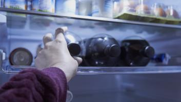 Llevas toda tu vida guardando mal la Coca-Cola y otras bebidas con gas en la nevera