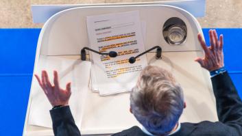 Han hecho 'zoom' en esta foto de Alfonso Rueda y lo que pone en el papel está dando juego