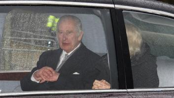 Carlos III regresa a Londres desde Sandringham para seguir su tratamiento contra el cáncer