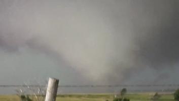 El angustioso momento en el que un tornado cambia repentinamente de dirección y atrapa a unos cazatormentas