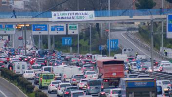 Ecologistas en Acción 'celebra' San Valentín con una pancarta contra la contaminación en Madrid