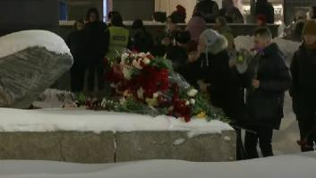 Ciudadanos rusos rinden homenaje a Navalni frente a la sede de la antigua KGB y pese a la represión del Kremlin