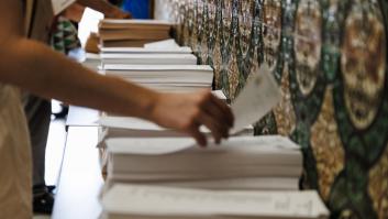 Un vocal infringe la ley con un símbolo antifascista en las elecciones gallegas