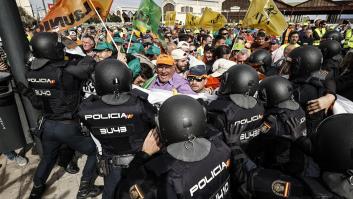 Cargas y lanzamiento de objetos en la protesta del campo en el puerto de Valencia