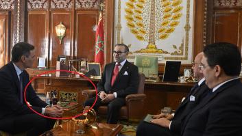 Una experta en comunicación, intrigada por lo que se ve sobre esa mesa entre Sánchez y Mohamed VI