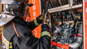 Un bombero explica como se lavan sus trajes y no es ni mucho menos como te lo imaginas