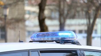 Hallan a un niño de 2 años semidesnudo y descalzo en la calle mientras su madre estaba en el bar