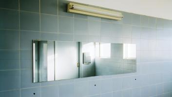 Este es el truco de la uña en el espejo para poder detectar si hay cámaras ocultas