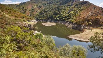 El peculiar pueblo de Asturias al que solo pueden entrar por un puente colgante desde Galicia