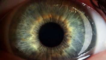 Escanear el iris a cambio de criptomonedas: los jóvenes atiborran las colas mientras los expertos piden andarse con ojo