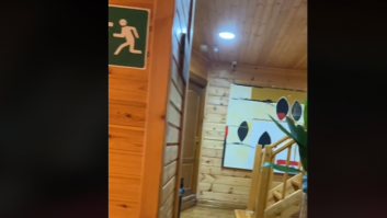 Buscan su habitación alquilada de un hostal... y lo que se encuentran les hace estallar de risa