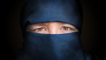 Una niña de 10 años es obligada a quitarse el niqab en clase y volver al colegio con la cara descubierta