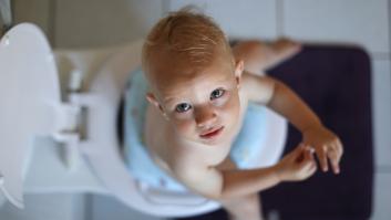 ¿Cuánto tiempo puede estar un bebé sin hacer caca?