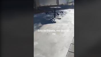 Graba lo que hay en un parque de Roquetas de Mar y da para risa y llanto: "Esto es España"