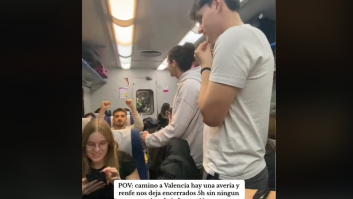 Se quedan encerrados en el tren camino a las Fallas y lo que hace un pasajero le convierte en el alma de la fiesta