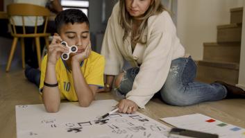 Una escritora decide criar a su hija como antaño: poco móvil, mucho juego al aire libre y encuentros en familia