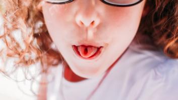 ¿Por qué sólo algunas personas pueden doblar la lengua?