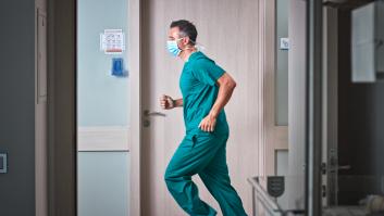 Un médico cifra las horas de trabajo que va a hacer en una semana y lanza esta lógica reflexión