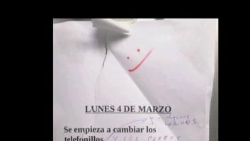 Anuncian que se van a cambiar los telefonillos y las anotaciones a mano en el cartel son canela fina