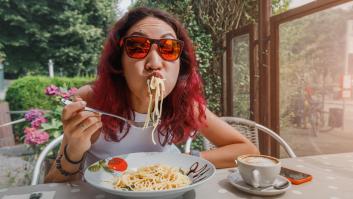 Cinco comportamientos comunes en la mesa que son de mala educación