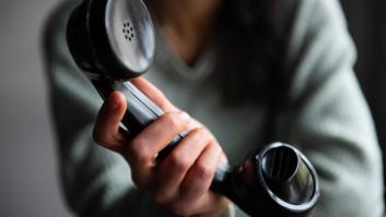 Le regala a su hija un teléfono fijo por su cumple: "No me esperaba su reacción"