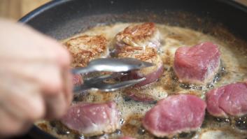 Un experto en alimentación aclara una de las dudas más comunes al poner carne en una sartén caliente