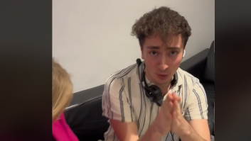 Cristina Cifuentes le hace un piercing y así es como reacciona