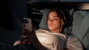 La preocupante radiografía del sueño de los jóvenes españoles: del 'jet lag' social al móvil como compañero de cama