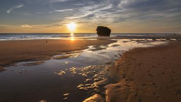 Parece un capricho de la naturaleza pero en realidad es un tapón: el curioso roque de una de las playas más populares de España