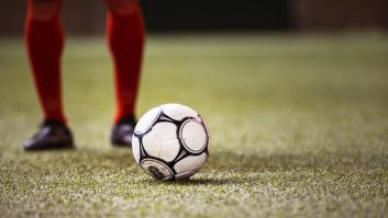 Enseña, a modo de crítica, cómo estaba el bar en el partido de fútbol entre Colombia y España