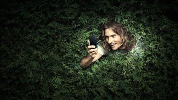 Esto es lo que dice la ley sobre grabar con el móvil a tu vecino