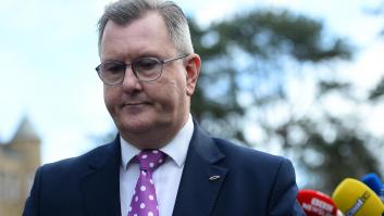 El líder unionista de Irlanda del Norte dimite tras ser acusado de violación y más delitos sexuales