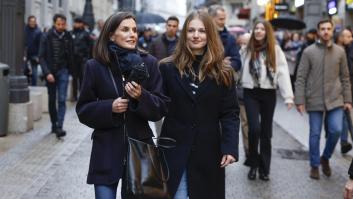 Un paseo por Madrid bajo la lluvia, 'selfies' y una procesión: así ha sido el Sábado Santo de la familia real