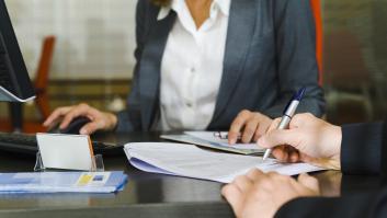 Esto es lo que dice la ley si tu banco te pide la Declaración de la Renta