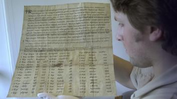 Encuentra un pergamino de más de 300 años en un sofá de segunda mano