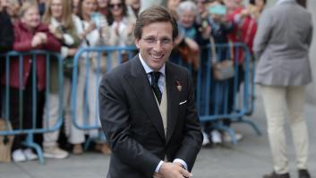 Almeida llega a la parroquia, se para ante los medios y ojo a la frase que suelta