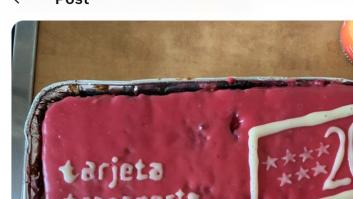 Hace esta increíble tarta de cumpleaños para sus amigas y acaba con un mensaje directo para Ayuso