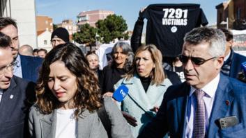 Ayuso, recibida en Alcobendas entre gritos de "ladrona" y "asesina"