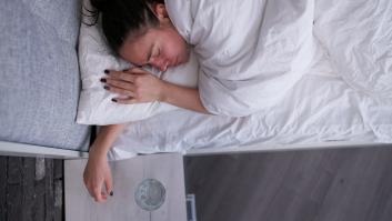 Una farmacéutica recomienda tener esto en la mesita a los que se despiertan a mitad de la noche