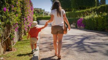 Una psicóloga señala lo que significa que un hijo llame a su madre por su nombre de pila en vez de "mamá"