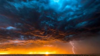 Esto es lo que debes hacer si una tormenta eléctrica de verano te pilla por la calle