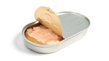 Descubren algo insólito en estas latas de salmón caducadas durante décadas