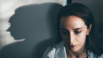 Un psicólogo alerta sobre la desconocida resaca emocional: qué es y cómo detectarla