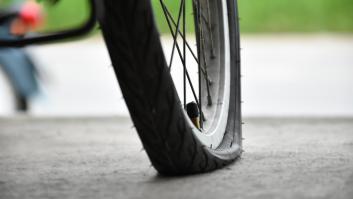 Pinchan una rueda de un bicicleta de Valencia y dejan una nota con un claro mensaje