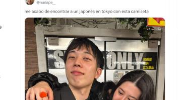 Se encuentra en Tokio con un japonés que lleva esta camiseta que no es para nada cosa menor
