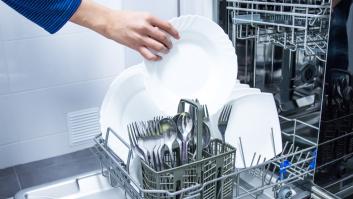 Investigan uno de los electrodomésticos más usados y topan con la amenaza: cada ciclo libera 920.000 microplásticos