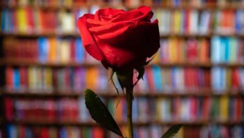 El auténtico origen de Sant Jordi: las dos leyendas detrás de la rosa y el libro