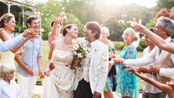 Recorre miles de kilómetros para asistir a un boda de multimillonarios y un año después recibe un mensaje: "Nos debes un regalo"