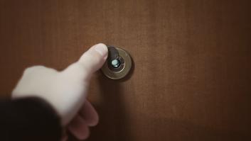 El tip de un agente especial para evitar ser disparado por la mirilla de una puerta